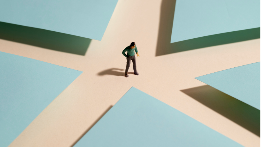 Persona entre camins a decidir-se